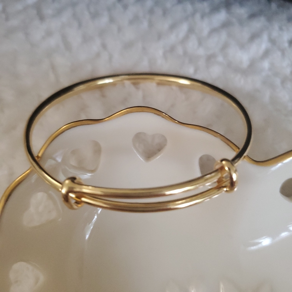 Elegant Gold Bangle Bracelet